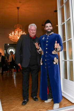 Nibelungen Festspiele 2015 Gemetzel von Albert Ostermaier Designer Harald Glööckler mit seinem Ehemann Dieter Schroth bei der Premiere der Nibelungen Festspiele Gemetzel vor dem Kaiserdom Worms am 31.07.2015. Worms Kaiserdom Rheinland-Pfalz *** Nibelungen Festival 2015 Carnage by Albert Ostermaier Designer Harald Glööckler with his husband Dieter Schroth at the premiere of the Nibelungen Festival Carnage in front of the Kaiserdom Worms on 31 07 2015 Worms Kaiserdom Rhineland Palatinate
