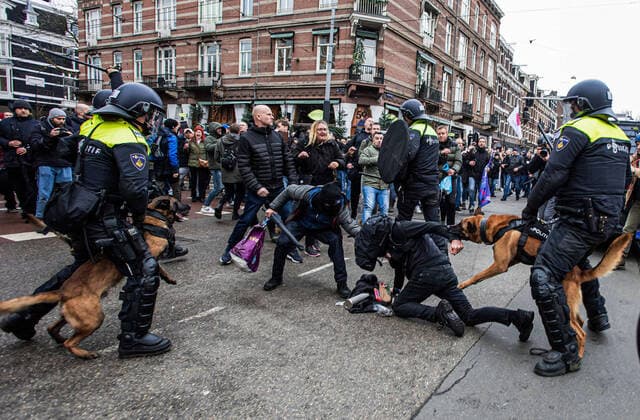 Bilder des Jahres 2022, News 01 Januar News Themen der Woche KW52 News Bilder des Tages January 2, 2022, Amsterdam, South Holland, Netherlands: Undercover police officers, and riot police, confront two protesters, one with a weapon, as he tries to assists a fellow protester the during theanti-covid-19 demonstration..The first main anti-covid 19 demonstration of the year. At least thirty arrests on the Museumplein, and four officers injured. The city council, the Public Prosecution Service and the police, banned the demonstration as there were signs that some protesters would attend with weapons and were bent on violence. The situation got out of hand, when the demonstrators attempted to leave the vicinity of Museumplein, as they were boxed-in, on the Paulus Potterstraat, by a line of riot police, water cannon, canine units and - ZUMAs197 20220102_zaa_s197_122 Copyright: xCharlesxMxVellax