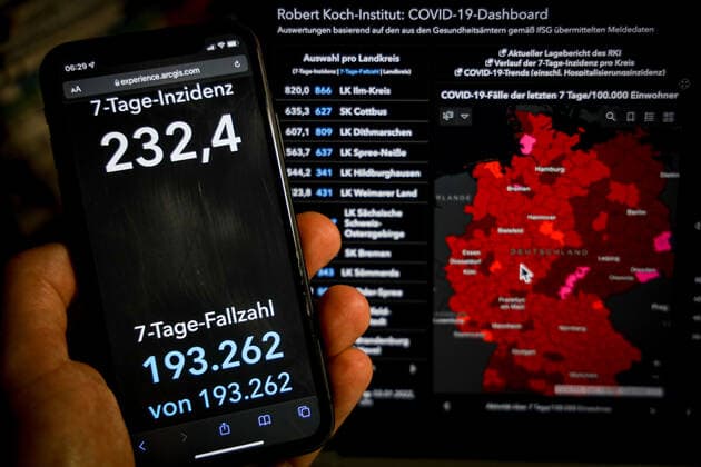 Coronavirus in Deutschland - Covid-19-Dashboard des Robert Koch-Institut 03.01.2022: Robert Koch-Institut: 7-Tage-Inzidenz 232,4. 7-Tage-Fallzahl 193.262. COVID-19-Fälle 7.207.847. Zugang um 18.518 gegenüber dem Vortag. COVID-19-Todesfälle 112.223. Zugang um 68 gegenüber dem Vortag. Hinweis des RKI: Zum Jahreswechsel ist zu beachten, dass mit einer geringeren Test- und Meldeaktivität zu rechnen ist. Die im Dashboard ausgewiesenen Daten ergeben ein unvollständiges Bild.