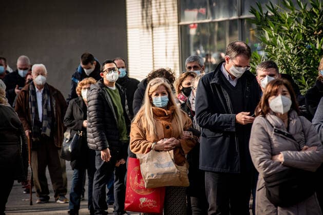 January 3, 2022, Barcelona, Spain: People queue up to receive a dose of Covid-19 vaccine at a vaccination center in Barcelona amid the spread of the coronavirus Omicron variant. Barcelona Spain - ZUMAb137 20220103_zap_b137_003 Copyright: xJordixBoixareux