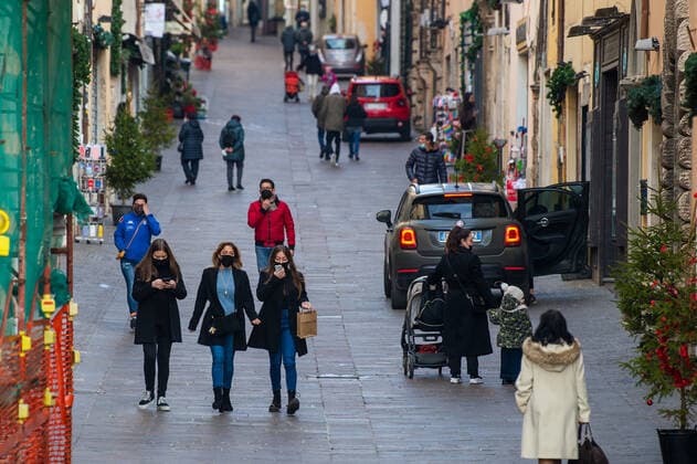 Lazio And Other Italian Regions Return To The Yellow Zone Amid Covid-19 Pandemic Lazio is back in the Yellow Zone due to the increase in Covid19 infections with the Omicron variant increasingly affecting the population. The Yellow Zone does not provide for many restrictions, masks outdoors and restricted access to activities. The yellow zone in Rieti on 3 January 2021. Rieti Italy  Copyright: xRiccardoxFabix originalFilename: fabi-notitle220103_npt9Z.jpg