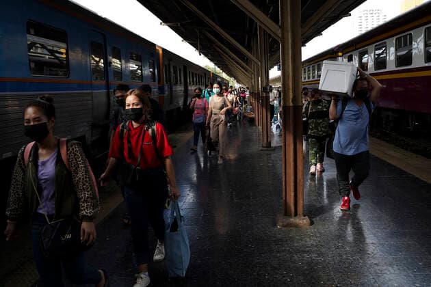 COVID-19 Test For Travelers To Curb The Omicron. Travelers with their belongings disembark a train after arriving at Hua Lamphong railway station in Bangkok, Thailand, 03 January 2022. Bangkok Bangkok Thailand  Copyright: xAnusakxLaowilasx originalFilename: laowilas-notitle220103_npEbT.jpg