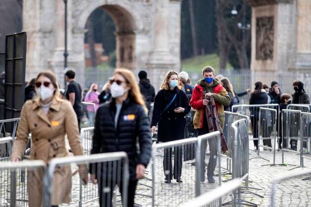 January 3, 2022, Rome, Italy: People walks in Rome wearing COVID face masks in Rome, 3 January 2022. ANSA MASSIMO PERCOSSI Rome Italy - ZUMAa110 20220103_zaf_a110_018 Copyright: xAnsa MassimoxPercossix