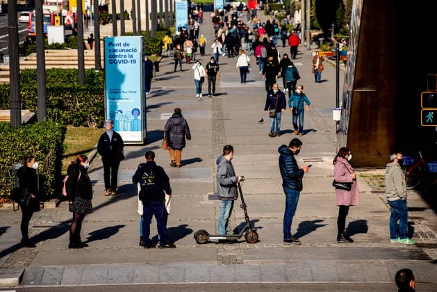 January 3, 2022, Barcelona, Spain: People queue up to receive a dose of Covid-19 vaccine at a vaccination center in Barcelona amid the spread of the coronavirus Omicron variant. Barcelona Spain - ZUMAb137 20220103_zap_b137_001 Copyright: xJordixBoixareux