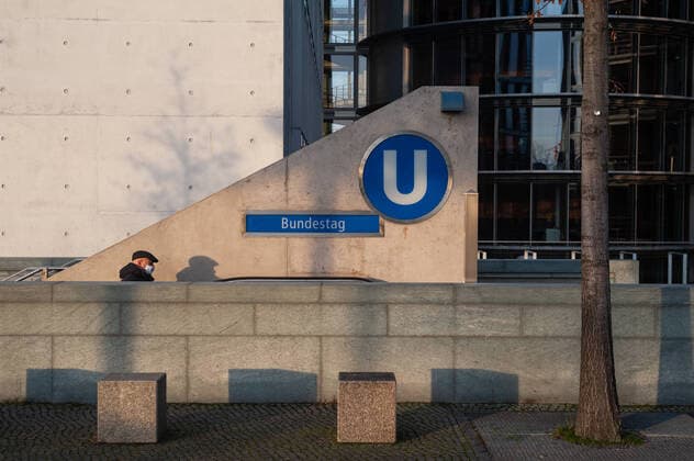 22.12.2021, Berlin, Deutschland, Europa - Mann mit Corona-Mundschutz kommt aus dem Zugang zur U-Bahn Haltestelle Bundestag im Regierungsviertel in Mitte.