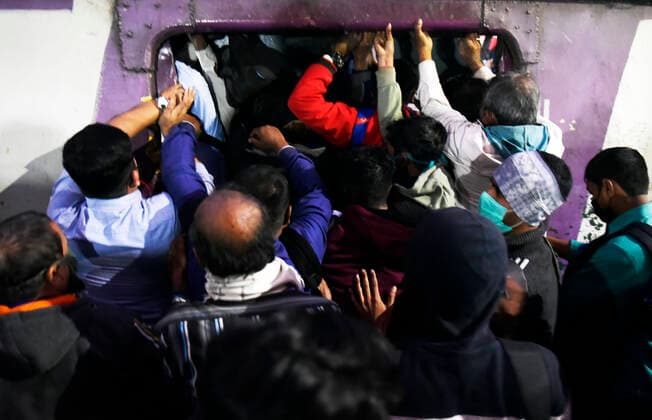 Coronavirus Emergency In Kolkata Passengers gather in a railway platform to board a local train for returning home during coronavirus emergency in Kolkata, India, 03 January, 2022. Local train services in Kolkata now to be extended up to 10pm in place of 7 pm from today as per state government. Kolkata India  Copyright: xIndranilxAdityax originalFilename: aditya-notitle220103_npleu.jpg