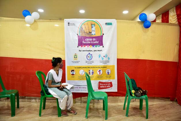 Coronavirus Emergency In Kolkata Coronavirus vaccination camp from 15 years to 18 years in a school compound as the spreading rate of coronavirus increases, Kolkata, India, 03 January, 2022. Kolkata India  Copyright: xIndranilxAdityax originalFilename: aditya-notitle220103_npebN.jpg