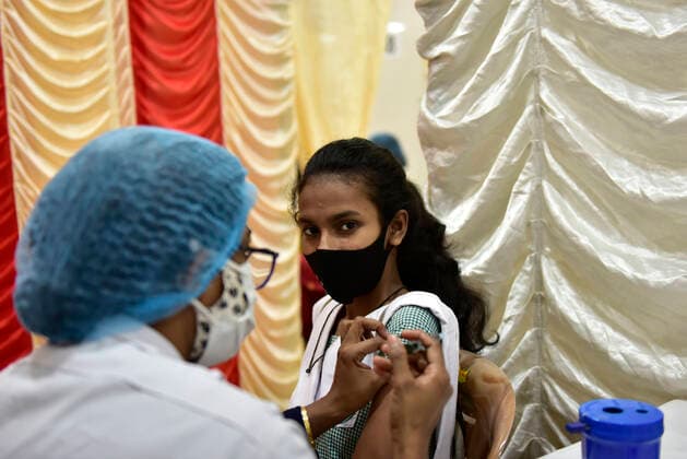 Coronavirus Emergency In Kolkata Coronavirus vaccination camp from 15 years to 18 years in a school compound as the spreading rate of coronavirus increases, Kolkata, India, 03 January, 2022. Kolkata India  Copyright: xIndranilxAdityax originalFilename: aditya-notitle220103_nphec.jpg