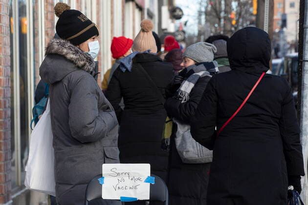 January 3, 2022, TORONTO, ON, CANADA: People stand in line outside a pharmacy in Toronto which offered walk in vaccines for teachers, school staff and daycare workers, on Monday January 3, 2022. TORONTO CANADA  - ZUMAc35_ 20220103_zaf_c35_027 Copyright: xChrisxYoungx