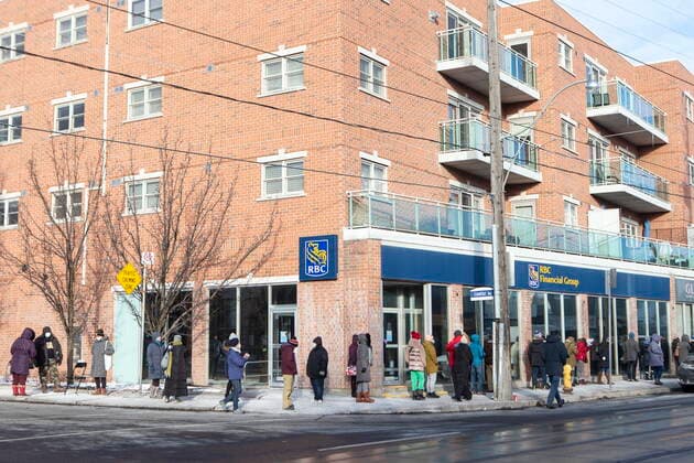January 3, 2022, TORONTO, ON, CAN: People stand in line outside a pharmacy in Toronto which offered walk in vaccines for teachers, school staff and daycare workers, on Monday, January 3, 2022. TORONTO CAN  - ZUMAc35_ 20220103_zaf_c35_031 Copyright: xChrisxYoungx
