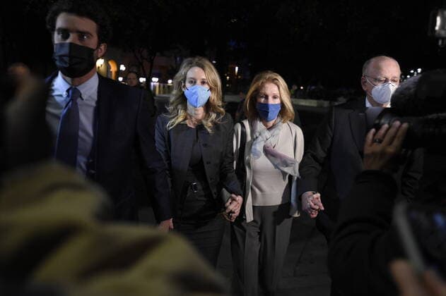 Bilder des Jahres 2022, News 01 Januar News Themen der Woche KW01 News Bilder des Tages USA, Prozess gegen Theranos-Gründerin Elizabeth Holmes in San Jose January 3, 2022, San Jose, California, USA: San Jose, California, U.S. - Holmes and her family eventually left the courthouse by the side door and made their way the block and a half to the hotel they have been staying in during the trial. San Jose USA - ZUMAw332 20220103_zap_w332_008 Copyright: xNealxWatersx
