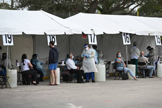 CORAL SPRINGS FL - JANUARY 03: People are seen getting tested at a Covid-19 Testing site at Mullens Park as the numbers in Florida rise to new levels on January 3, 2022 in Coral Springs, Florida. Copyright: xmpi04x