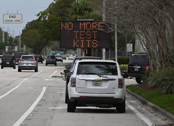 News Bilder des Tages CORAL SPRINGS FL - JANUARY 03: A Sign is seen that there are no more test kits available at Northwest Regional Library as the numbers in Florida rise to new levels on January 3, 2022 in Coral Springs, Florida. Copyright: xmpi04x