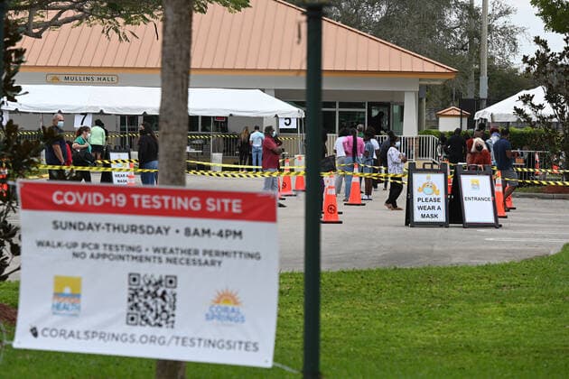 CORAL SPRINGS FL - JANUARY 03: People are seen getting tested at a Covid-19 Testing site at Mullens Park as the numbers in Florida rise to new levels on January 3, 2022 in Coral Springs, Florida. Copyright: xmpi04x