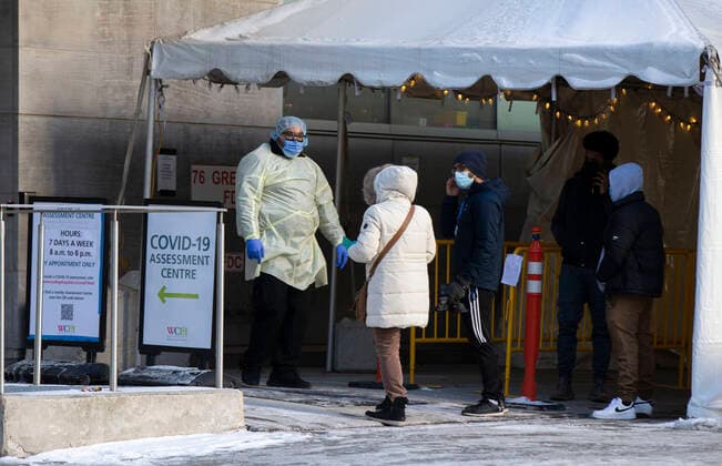 (220104) -- TORONTO, Jan. 4, 2022 -- People line up to enter a COVID-19 assessment center in Toronto, Canada, Jan. 3, 2022. Canada reported 35,618 new COVID-19 cases Monday, raising its national total to 2,302,695 with 30,393 deaths, according to local media CTV. (Photo by Xinhua) CANADA-TORONTO-COVID-19-CASES ZouxZheng