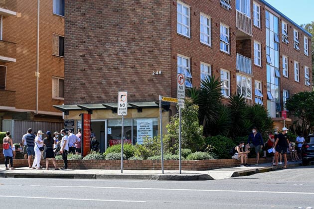 NSW CORONAVIRUS COVID19, Members of the public queue for a COVID-19 PCR test at a doctor?s surgery in Sydney, Tuesday, January 4, 2022. The NSW health system is struggling as COVID-19 hospital cases rise, the Australian Medical Association is warning as authorities move to stave off shortages. ( NO ARCHIVING, EDITORIAL USE ONLY, NO USE IN BOOKS WITHOUT CONSENT SYDNEY NSW AUSTRALIA  Copyright: xBIANCAxDExMARCHIx 20220104001610705447