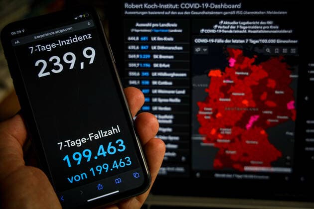 News Bilder des Tages Coronavirus in Deutschland - Covid-19-Dashboard des Robert Koch-Institut 04.01.2022: Robert Koch-Institut: 7-Tage-Inzidenz 239,9. 7-Tage-Fallzahl 199.463. COVID-19-Fälle 7.238.408. Zugang um 30.561 gegenüber dem Vortag. COVID-19-Todesfälle 112.579. Zugang um 356 gegenüber dem Vortag. Hinweis des RKI: Zum Jahreswechsel ist zu beachten, dass mit einer geringeren Test- und Meldeaktivität zu rechnen ist. Die Daten ergeben ein unvollständiges Bild.