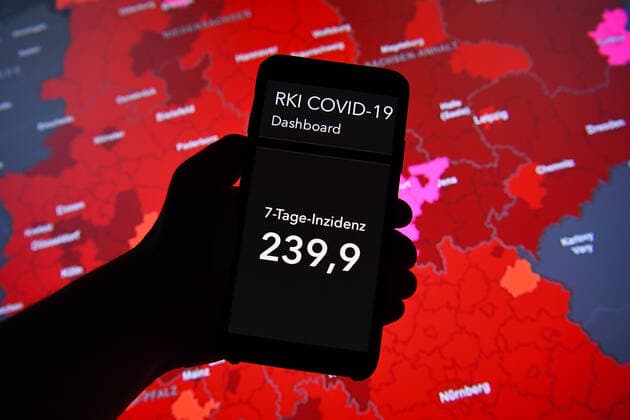Coronavirus in Deutschland - Covid-19-Dashboard des Robert Koch-Institut 04.01.2022, Robert Koch-Institut: 7-Tage-Inzidenz 239,9. 7-Tage-Fallzahl 199.463. COVID-19-Fälle 7.238.408. Zugang um 30.561 gegenüber dem Vortag. COVID-19-Todesfälle 112.579. Zugang um 356 gegenüber dem Vortag.