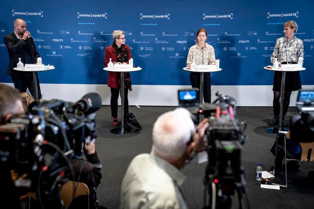 Boerne- og undervisningsminister Pernille Rosenkrantz-Theil, formand for Kommunernes Landsforenings Boerne- og Undervisningsudvalg Thomas Gyldal Petersen, vicedirektoer i Sundhedsstyrelsen Helene Probst samt faglig direktoer i Statens Serum Institut Tyra Grove Krause under Boerne- og Undervisningsministeriets pressemoede om rammerne for boernenes tilbagevenden til skole, i Eigtveds Pakhus i Koebenhavn, tirsdag den 4. januar 2022.. , Copenhagen Denmark Copyright: RitzauxScanpix MadsxClausxRasmussenx cop103 spdk20220104-110848-L