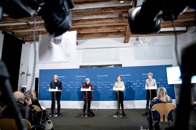 Boerne- og undervisningsminister Pernille Rosenkrantz-Theil, formand for Kommunernes Landsforenings Boerne- og Undervisningsudvalg Thomas Gyldal Petersen, vicedirektoer i Sundhedsstyrelsen Helene Probst samt faglig direktoer i Statens Serum Institut Tyra Grove Krause under Boerne- og Undervisningsministeriets pressemoede om rammerne for boernenes tilbagevenden til skole, i Eigtveds Pakhus i Koebenhavn, tirsdag den 4. januar 2022.. , Copenhagen Denmark Copyright: RitzauxScanpix MadsxClausxRasmussenx cop103 spdk20220104-111629-L