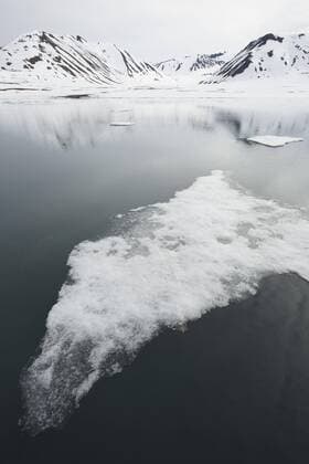 IMAGO Nature: Unsere Erde, Klimawandel, Arktische und Antarktische Eisschmelze  Treibeis in Küstennähe, Woodfjord, Spitzbergen, Svalbard, Juni *** Drift ice near the coast, Woodfjord, Spitsbergen, Svalbard, June Copyright: imageBROKER/MarkxSisson iblhoj05617947.jpg