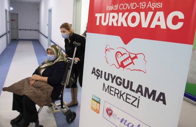 A woman leaves Ankara City Hospital hospital, after receiving a dose of Turkey s TURKOVAC new coronavirus disease (COVID-19) vaccine, in Ankara Turkey, Januar 4, 2022. ( Copyright: AbdurrahmanxAntakyalix-xDepoxPho 17385731