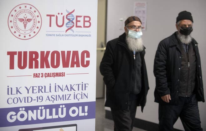 Men leave Ankara City Hospital hospital, after receiving a dose of Turkey s TURKOVAC new coronavirus disease (COVID-19) vaccine, in Ankara Turkey, Januar 4, 2022. ( Copyright: AbdurrahmanxAntakyalix-xDepoxPho 17385745