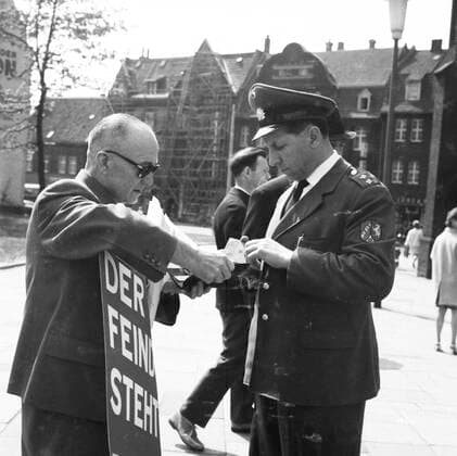 KPD-Anhaenger gegen KPD-Verbot 1968 DEU, Deutschland, Bottrop Duesseldorf: Anhaenger der Kommunistischen Partei Deutschland ( KPD) demonstrierten in verschiedenen Staedten NRW s gegen das Verbot der KPD, wie auf dem Bild im Aug. 1968 in Bottrop und Duesseldorf. DEU, Germany, Bottrop Duesseldorf: Supporters of the Communist Party of Germany ( KPD) demonstrated in various cities of North Rhine-Westphalia against the ban of the KPD, as on the picture in Aug. 1968 in Bottrop and Duesseldorf. Niedersachsen *** KPD Supporters against the ban of the KPD 1968 DEU, Germany, Bottrop Duesseldorf Supporters of the Communist Party of Germany KPD demonstrated in various cities of North Rhine Westphalia against the ban of the KPD, as on the picture