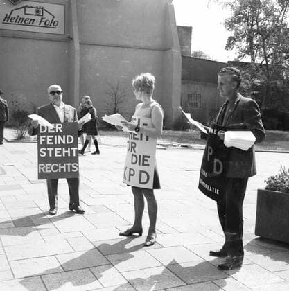 KPD-Anhaenger gegen KPD-Verbot 1968 DEU, Deutschland, Bottrop Duesseldorf: Anhaenger der Kommunistischen Partei Deutschland ( KPD) demonstrierten in verschiedenen Staedten NRW s gegen das Verbot der KPD, wie auf dem Bild im Aug. 1968 in Bottrop und Duesseldorf. DEU, Germany, Bottrop Duesseldorf: Supporters of the Communist Party of Germany ( KPD) demonstrated in various cities of North Rhine-Westphalia against the ban of the KPD, as on the picture in Aug. 1968 in Bottrop and Duesseldorf. Niedersachsen *** KPD Supporters against the ban of the KPD 1968 DEU, Germany, Bottrop Duesseldorf Supporters of the Communist Party of Germany KPD demonstrated in various cities of North Rhine Westphalia against the ban of the KPD, as on the picture