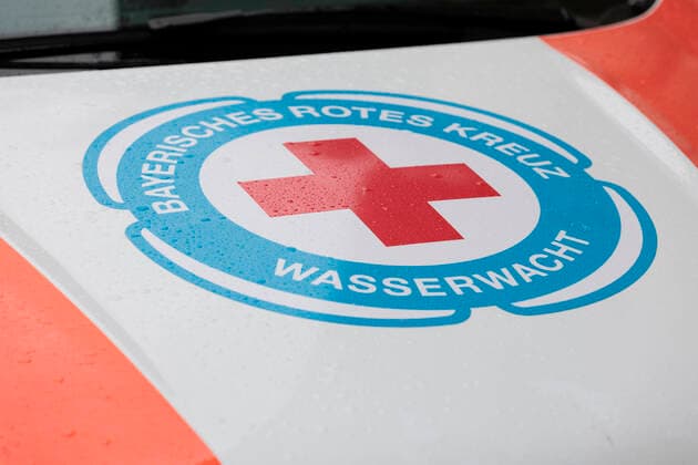 Symbolbilder Symbolbild: Logo der Wasserwacht des Bayerischen Roten Kreuzes auf einem Einsatzfahrzeug. Wasserrettung, Hochwasser, Bayern *** Iconic images Iconic image Logo of the water rescue of the Bavarian Red Cross on an emergency vehicle Water rescue, flood, Bavaria