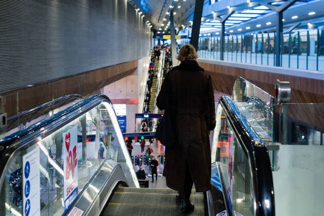 Back-To-Work Shutdown People wearing protective face masks walk through London Bridge Station Train Station, during the morning rush-hour, as the coronavirus disease (COVID-19) lockdown guidelines imposed by British government encourage working from home, London, Britain, 4 January 2022. London United Kingdom  Copyright: xMaciekxMusialekx originalFilename: musialek-backtowo220104_np1Hn.jpg