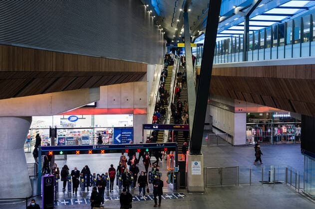Back-To-Work Shutdown People wearing protective face masks walk through London Bridge Station Train Station, during the morning rush-hour, as the coronavirus disease (COVID-19) lockdown guidelines imposed by British government encourage working from home, London, Britain, 4 January 2022. London United Kingdom  Copyright: xMaciekxMusialekx originalFilename: musialek-backtowo220104_npKJT.jpg