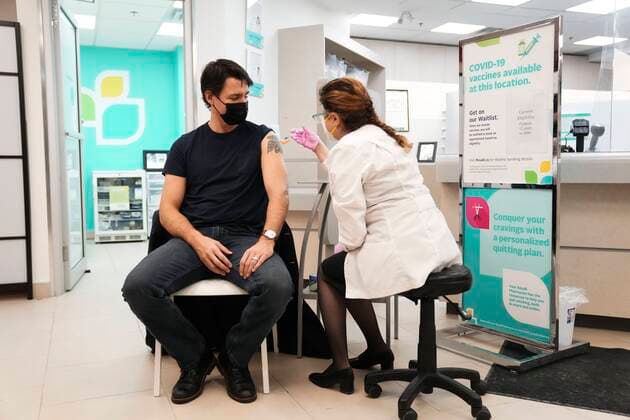 Bilder des Jahres 2022, News 01 Januar News Themen der Woche KW01 News Bilder des Tages January 4, 2022, Ottawa, ON, Canada: Prime Minister Justin Trudeau receives his COVID-19 vaccine booster shot at a pharmacy in Ottawa on Tuesday, Jan. 4, 2022. Ottawa Canada  - ZUMAc35_ 20220104_zaf_c35_001 Copyright: xThexCanadianxPressx