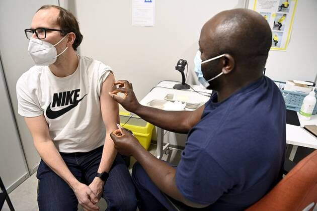 Man receiving his third covid-19 booster jab at the vaccine center in Espoo, Finland, on January 4, 2022. Espoo Finland  Copyright: xJussixNukarix LKLAPJ20220104152122C472