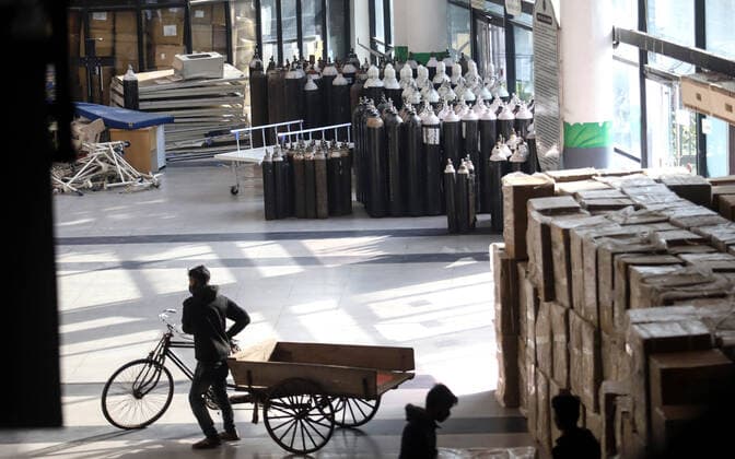 Coronavirus, Eindrücke aus Indien January 4, 2022, New Delhi, New Delhi, INDIA: Oxygen cylinders are stored inside a Covid-19 care centre at Commonwealth Games (CWG) Village sports complex in New Delhi, India, 04 January 2022. Delhi reported 5,481 new cases of COVID-19. Delhi Disaster Management Authority (DDMA) on Tuesday decided to impose a weekend curfew in Delhi. India has reported 37,379 new Covid-19 cases, 124 deaths in 24 hours. New Delhi INDIA - ZUMAp176 20220104_zip_p176_014 Copyright: xVijayxPandeyx