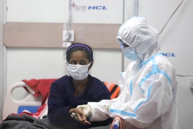 Coronavirus, Eindrücke aus Indien January 4, 2022, New Delhi, New Delhi, INDIA: Health workers in PPE kit attends COVID-19 infected patients at the Commonwealth Games (CWG) Covid care center, on January 04, 2022 in New Delhi, India. Delhi reported 5,481 new cases of COVID-19. Delhi Disaster Management Authority (DDMA) on Tuesday decided to impose a weekend curfew in Delhi. India has reported 37,379 new Covid-19 cases, 124 deaths in 24 hours. New Delhi INDIA - ZUMAp176 20220104_zip_p176_024 Copyright: xVijayxPandeyx