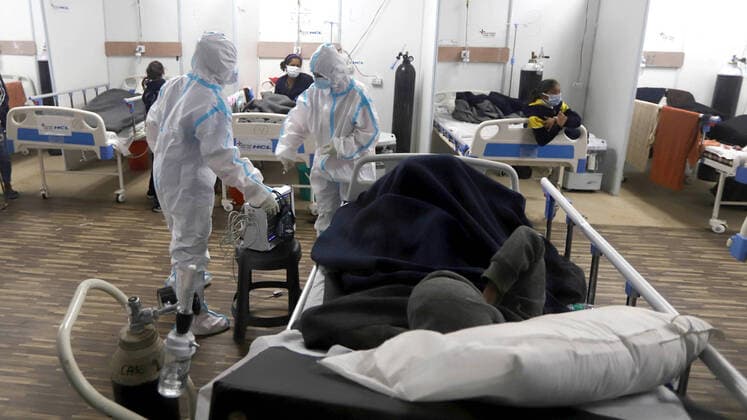Coronavirus, Eindrücke aus Indien January 4, 2022, New Delhi, New Delhi, INDIA: Health workers in PPE kit attends COVID-19 infected patients at the Commonwealth Games (CWG) Covid care center, on January 04, 2022 in New Delhi, India. Delhi reported 5,481 new cases of COVID-19. Delhi Disaster Management Authority (DDMA) on Tuesday decided to impose a weekend curfew in Delhi. India has reported 37,379 new Covid-19 cases, 124 deaths in 24 hours. New Delhi INDIA - ZUMAp176 20220104_zip_p176_003 Copyright: xVijayxPandeyx