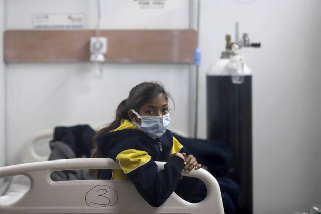 Coronavirus, Eindrücke aus Indien January 4, 2022, New Delhi, New Delhi, INDIA: Patient infected with COVID-19 being treated inside a Covid-19 care centre at Commonwealth Games (CWG) Village sports complex in New Delhi, India, 04 January 2022. Delhi reported 5,481 new cases of COVID-19. Delhi Disaster Management Authority (DDMA) on Tuesday decided to impose a weekend curfew in Delhi. India has reported 37,379 new Covid-19 cases, 124 deaths in 24 hours. New Delhi INDIA - ZUMAp176 20220104_zip_p176_004 Copyright: xVijayxPandeyx