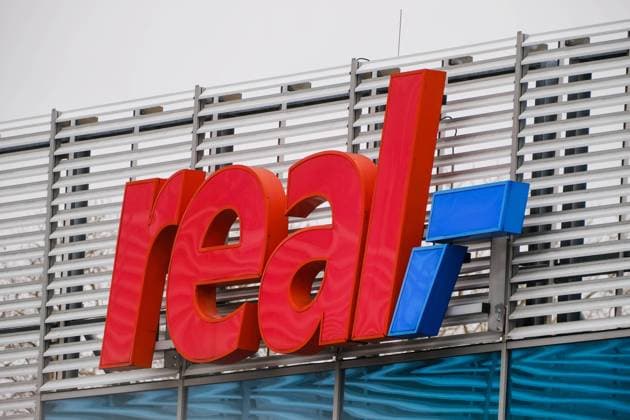 Düsseldorf 04.01.2022 Real Warenhaus Kaufhaus Supermarkt Logo Bilk Düsseldorf Nordrhein-Westfalen Deutschland *** Düsseldorf 04 01 2022 Real department store department store supermarket logo Bilk Düsseldorf North Rhine Westphalia Germany
