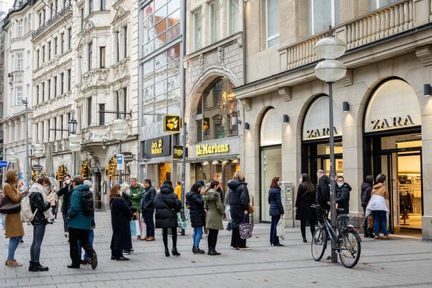 Shopping in Munich during Omicron outbreak While cases of the Omicron variant of COVID-19 explode across Munich, Germany and the world, public spaces are still bustling on January 4, 2022. Shoppers must wear an FFP2 mask at all times and be able to show proof of being fully vaccinated. München Bayern Deutschland Copyright: xMychellexVincentxxxaal.photox