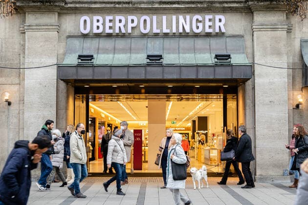 Shopping in Munich during Omicron outbreak While cases of the Omicron variant of COVID-19 explode across Munich, Germany and the world, public spaces are still bustling on January 4, 2022. Shoppers must wear an FFP2 mask at all times and be able to show proof of being fully vaccinated. München Bayern Deutschland Copyright: xMychellexVincentxxxaal.photox