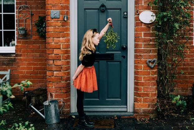 Creative Highlights Symbolbilder young girl holding mistletoe leaning forward waiting for a kiss Winchester, England, United Kingdom CR_RABE220103-885801-01 ,model released, Symbolfoto