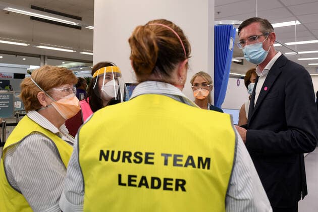 DOMINIC PERROTTET PRESSER, NSW Premier Dominic Perrottet speaks to health workers during a visit to the South Western Sydney Vaccination Centre in Sydney, Wednesday, January 5, 2022. ( NO ARCHIVING, EDITORIAL USE ONLY, NO USE IN BOOKS WITHOUT CONSENT SYDNEY NSW AUSTRALIA  Copyright: xBIANCAxDExMARCHIx 20220105001610891734