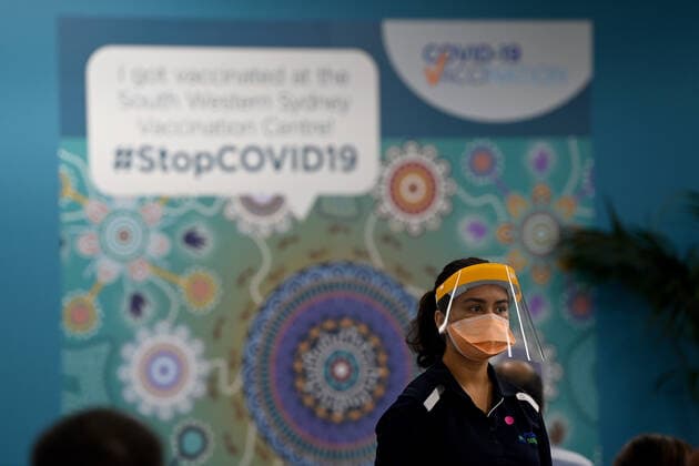 DOMINIC PERROTTET PRESSER, A health care worker wears Personal Protection Equipment (PPE) at the South Western Sydney Vaccination Centre in Sydney, Wednesday, January 5, 2022. ( NO ARCHIVING, EDITORIAL USE ONLY, NO USE IN BOOKS WITHOUT CONSENT SYDNEY NSW AUSTRALIA  Copyright: xBIANCAxDExMARCHIx 20220105001610891777