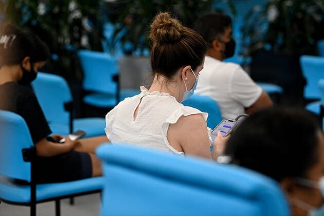 DOMINIC PERROTTET PRESSER, Members of the public wait in the observation area after receiving a COVID-19 vaccination at the South Western Sydney Vaccination Centre in Sydney, Wednesday, January 5, 2022. ( NO ARCHIVING, EDITORIAL USE ONLY, NO USE IN BOOKS WITHOUT CONSENT SYDNEY NSW AUSTRALIA  Copyright: xBIANCAxDExMARCHIx 20220105001610891843