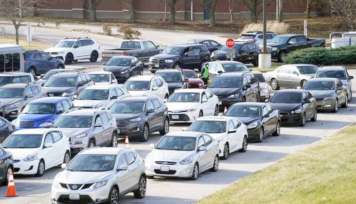 Cars lined up wait to proceed to the Covid testing sight at the St. Clair Square Shopping Center & Mall in Fairview Heights, Illinois on Tuesday, January 4, 2022. Technicans say the week long testing sight will experience over 1200 cars each day for Covid testing.  SLP2022010408 BILLxGREENBLATT