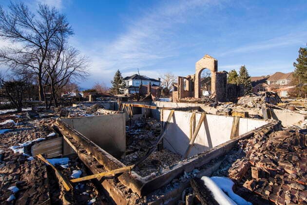 Bilder des Jahres 2022, News 01 Januar News Themen der Woche KW01 USA, Schäden nach Bränden in Colorado January 4, 2022, Lousiville, Colorado, USA: The aftermath of the Marshall fire in the neighborhood adjacent to Washington Avenue and Arapahoe Circle. Driven by 110 mph winds, the Marshall Fire ripped through the Colorado towns of Louisville and Superior on Thursday December 30, 2021. As of January 1, 2022, the fire consumed 6,200 acres and destroyed 991 homes. Lousiville USA - ZUMA 20220104_mda_s289_507 Copyright: xJeremyxSparigx