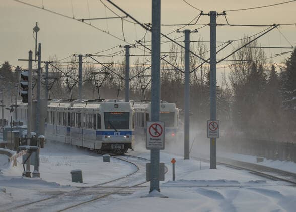 Kanada, Winter-Wetter in Edmonton Daily Life In Edmonton During The Covid-19 Pandemic Edmonton Light Rail Transit cars seen near Southgate LRT Station in Edmonton. On Tuesday, January 4, 2021, in Edmonton, Alberta, Canada. Edmonton Canada  Copyright: xArturxWidakx originalFilename: widak-dailylif220104_np2V5.jpg