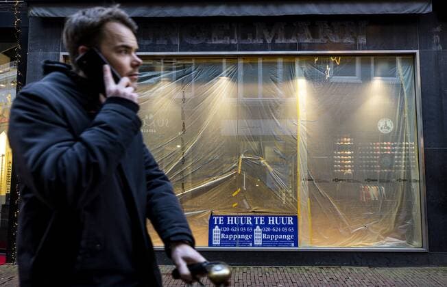 AMSTERDAM - A retail property is for rent. The vacancy of shops is not only the result of corona, but possibly also of rents that are increasing. ANP SEM VAN DER WAL