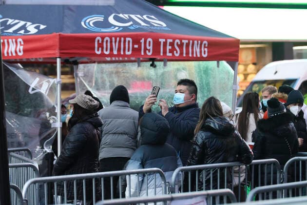 (220105) -- NEW YORK, Jan. 5, 2022 -- People wait in line at a COVID-19 testing site on Times Square in New York, the United States, Jan. 4, 2022. Nearly all new U.S. COVID-19 cases last week were linked to the Omicron variant, the Centers for Disease Control and Prevention (CDC) reported on Tuesday, as the highly transmissible new strain has quickly overtaken the Delta variant and sparked new surges nationwide. ) U.S.-NEW YORK-COVID-19-OMICRON WangxYing 